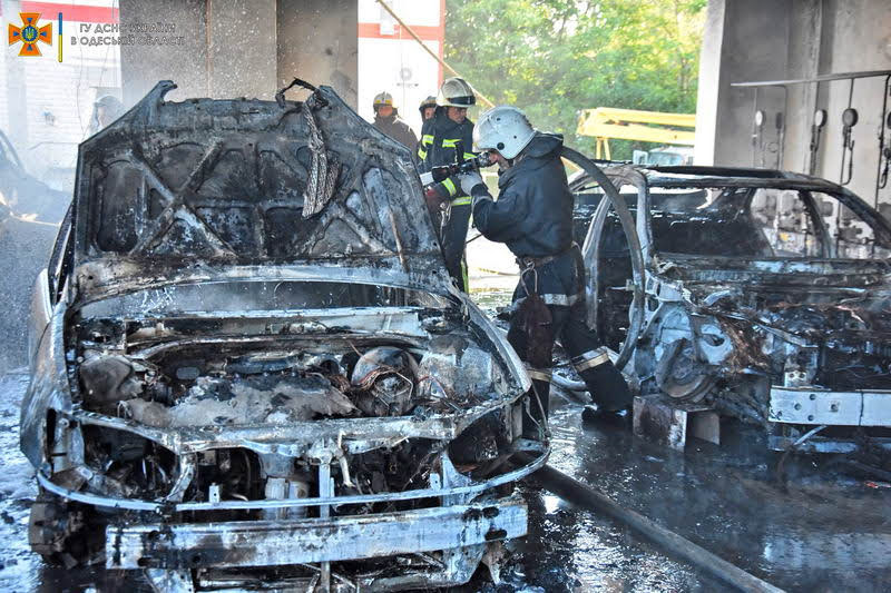 На территории завода “Лукойл” в Одессе полностью сгорели 6 автомобилей