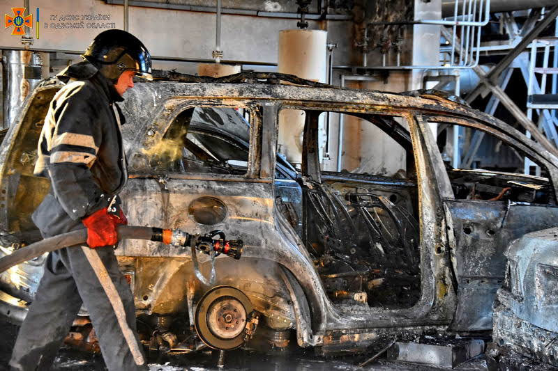На территории завода “Лукойл” в Одессе полностью сгорели 6 автомобилей