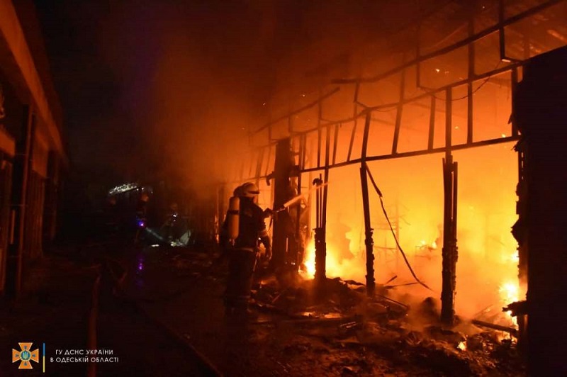 В Одессе горел торговый павильон (фото)