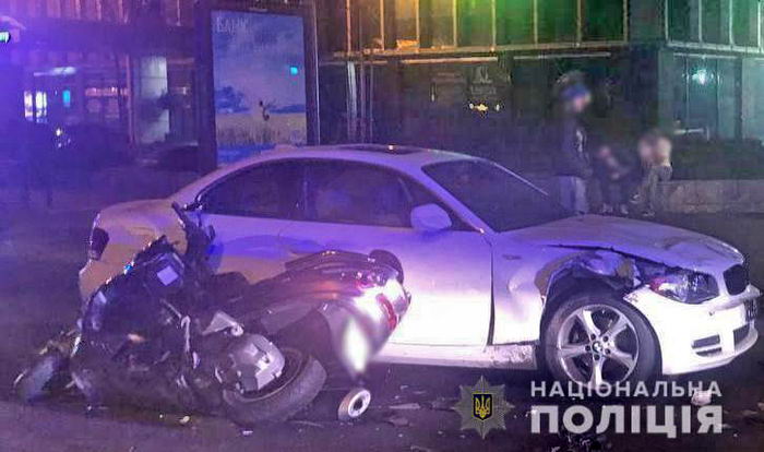 На Бунина BMW сбил скутер – водитель умер на месте, пассажирка в больнице