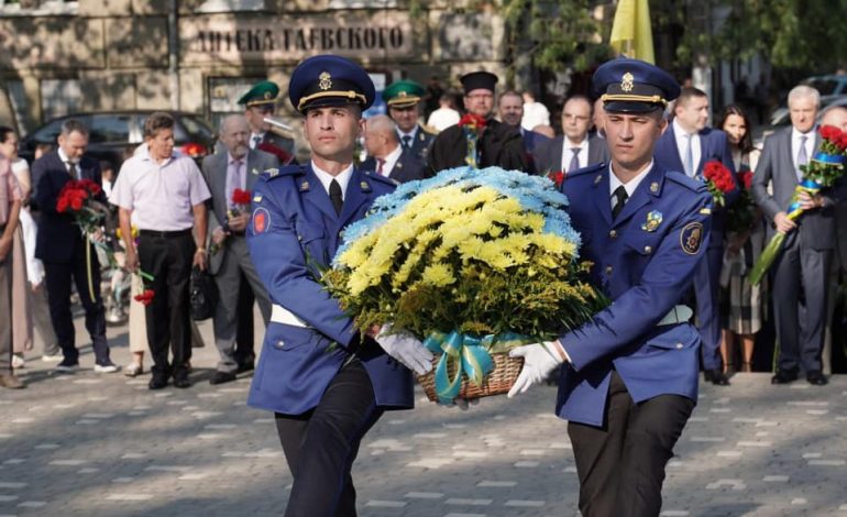 День независимости в Одессе: к памянику Шевченко торжественно возложили цветы (фото)