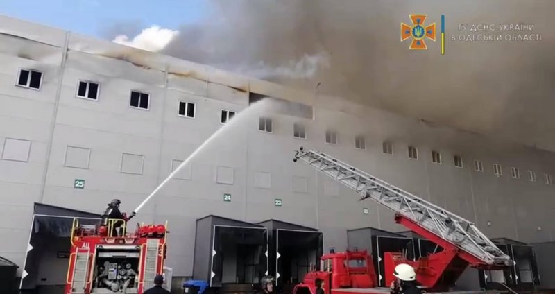 Под Одессой масштабный пожар – горят огромные склады (обновлено, видео)