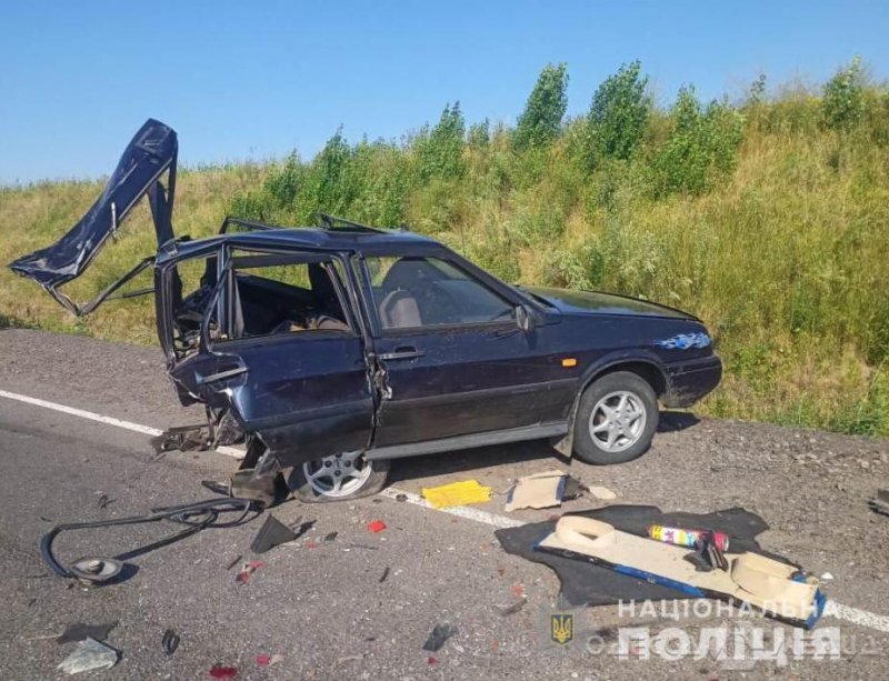 На трассе в Одесской области автомобиль «ВАЗ-2109» разорвало пополам (фото)
