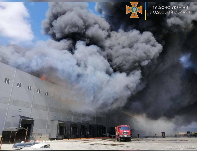 В селе Нерубайское вспыхнул масштабный пожар на складах (фото)