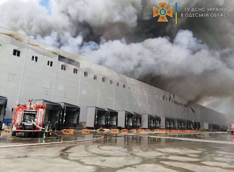 В селе Нерубайское вспыхнул масштабный пожар на складах (фото)