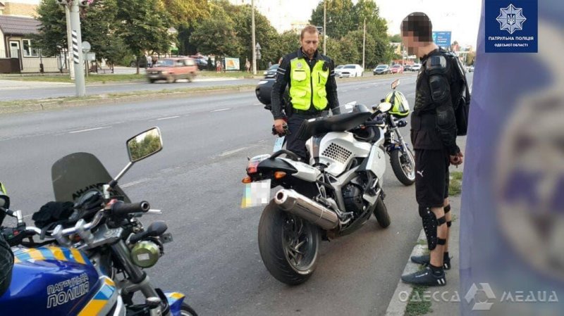 Одесские мотопатрульные остановили на проспекте Небесной Сотни мотоцикл, находящийся в международном розыске