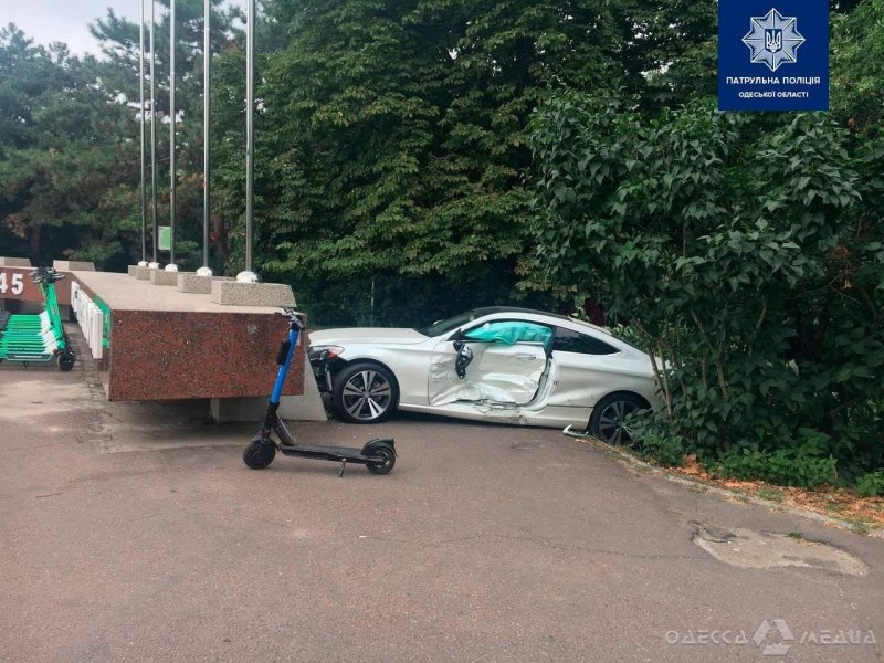 На проспекте Шевченко автомобиль Mercedes выбросило на тротуар после столкновения с Land Rover (фото)