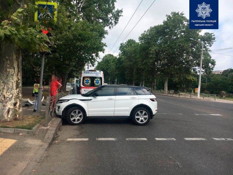 На проспекте Шевченко автомобиль Mercedes выбросило на тротуар после столкновения с Land Rover (фото)