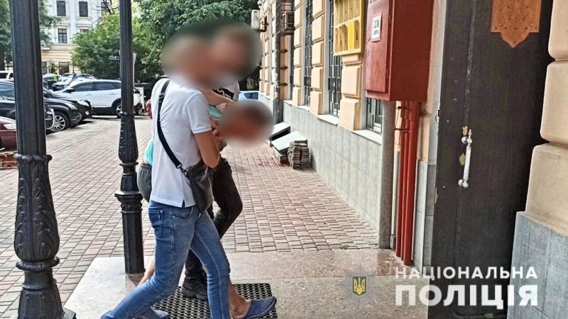 В центре Одессы грабитель срывал с женщин золотые цепочки с кулонами