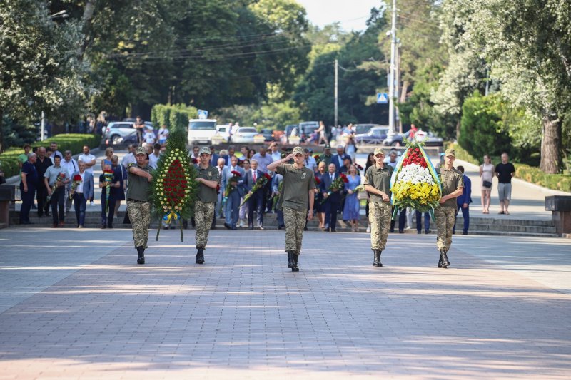 На Аллее Славы возложили цветы в честь 80-й годовщины со дня начала героической обороны Одессы (фоторепортаж)