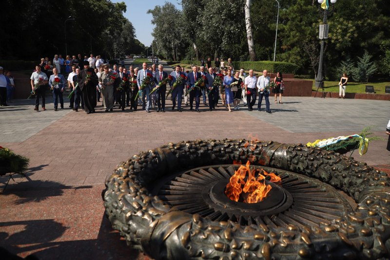 На Аллее Славы возложили цветы в честь 80-й годовщины со дня начала героической обороны Одессы (фоторепортаж)