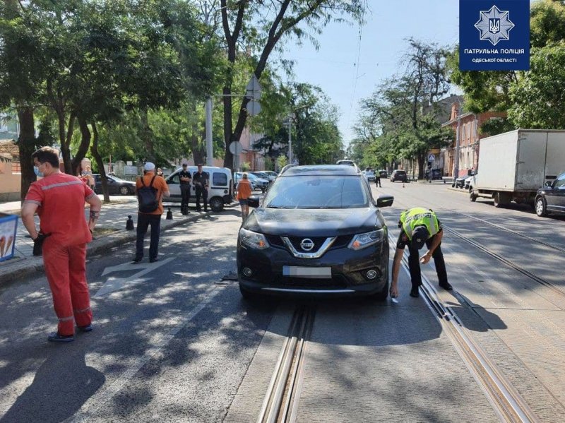 «Не выбрал безопасную дистанцию»: в Приморском районе водитель мопеда врезался в легковушку (фото)