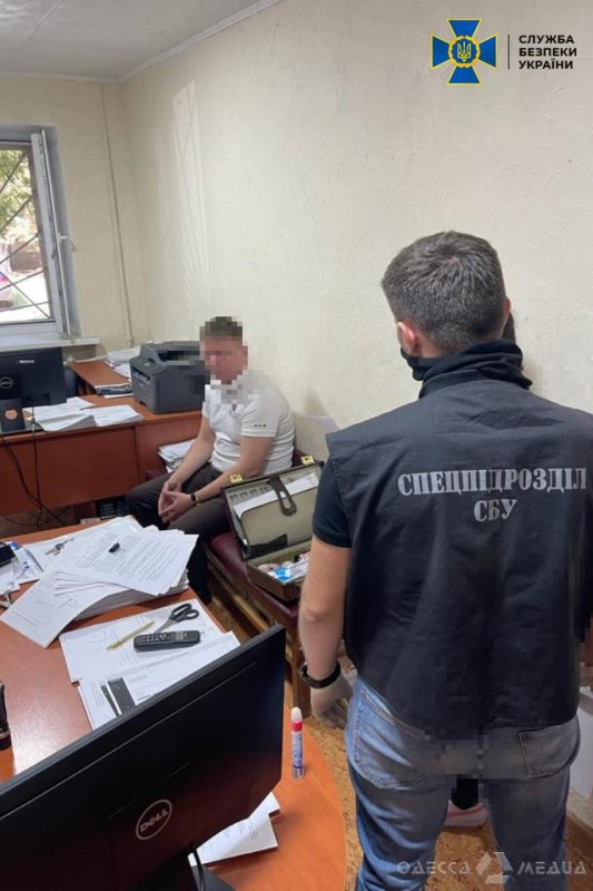 «Требовал деньги за закрытие дела»: в Одессе СБУ задержала на взятке чиновника Минюста (фоторепортаж)