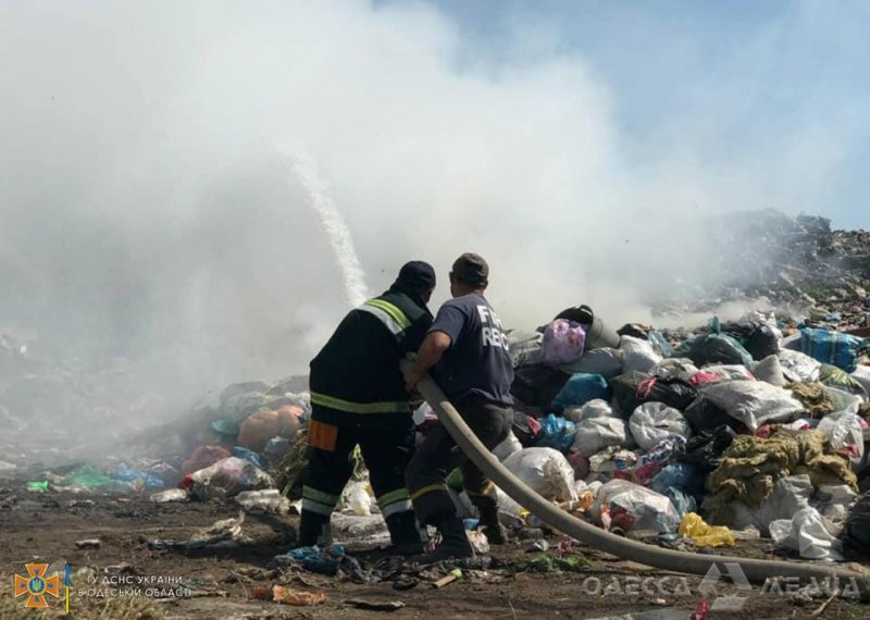 Спасатели Белгород-Днестровского района ликвидировали пожар на санкционированной свалке (фоторепортаж)