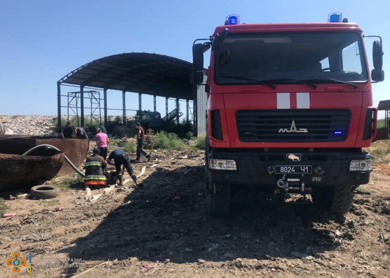Спасатели Белгород-Днестровского района ликвидировали пожар на санкционированной свалке (фоторепортаж)