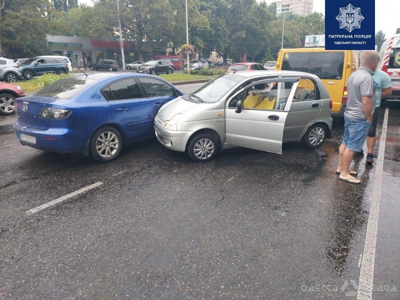 На Люстдорфской дороге столкнулись автомобили Mercedes и Daewoo: пострадал один из водителей (фото)