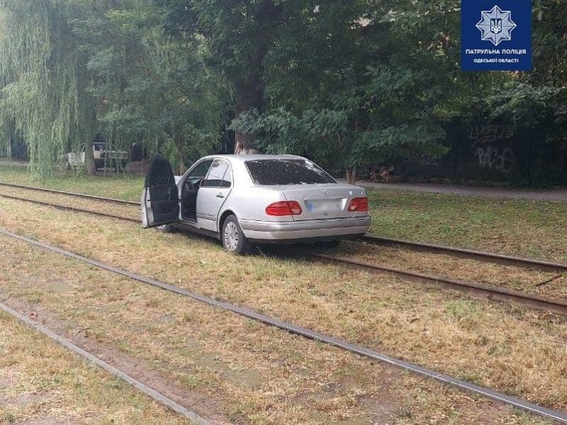 На Люстдорфской дороге столкнулись автомобили Mercedes и Daewoo: пострадал один из водителей (фото)