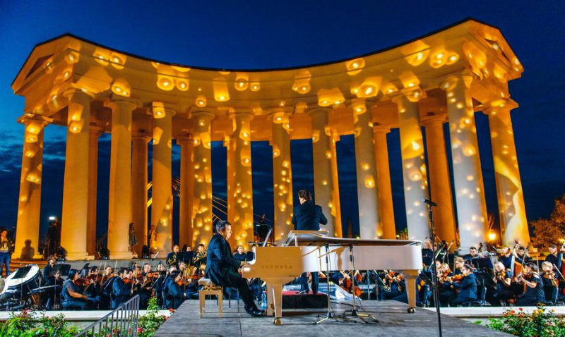 Сотни одесситов слушали концерт у Воронцовской колоннады (фото)