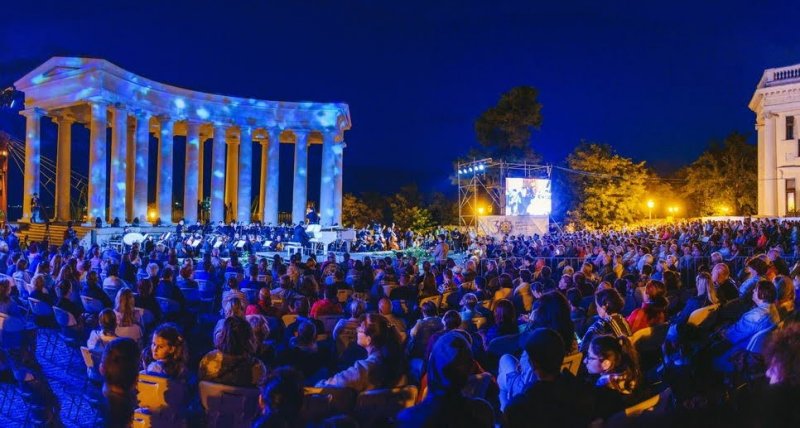 Сотни одесситов слушали концерт у Воронцовской колоннады (фото)
