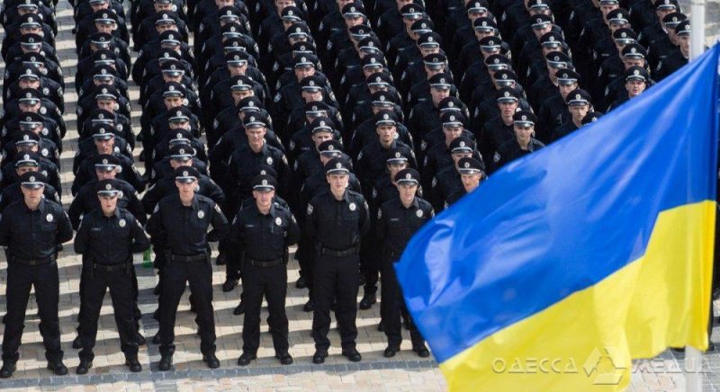Полицейские поздравили одесситов с Днем государственного Флага и 30-летием независимости Украины (видео)
