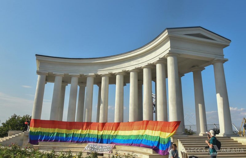 Под аккомпанемент «Смерть ЛГБТ»: в центре прошел одесский Прайд (фоторепортаж)