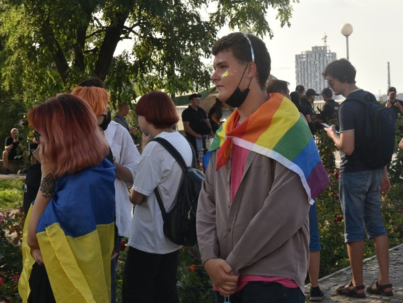 Под аккомпанемент «Смерть ЛГБТ»: в центре прошел одесский Прайд (фоторепортаж)