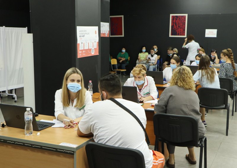 За выходные в одесских центрах массовой вакцинации прививку от COVID-19 получили 9088 человек (фоторепортаж)