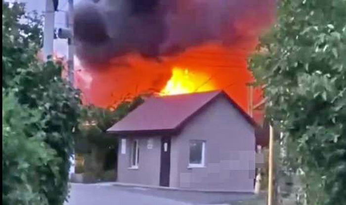 Сильный пожар на поселке Котовского в частном секторе (видео)