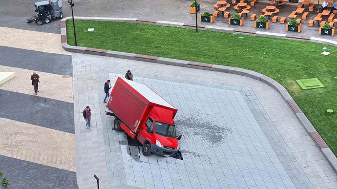 В Киеве грузовик провалился в дорогой фонтан, который вчера торжественно открыл Кличко