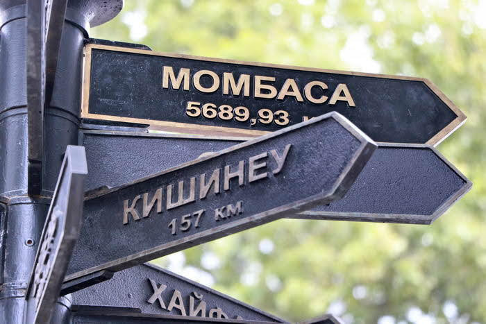 Труханов вместе с делегацией из Кении открыл новый памятный знак в Одессе