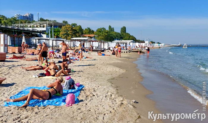 В Одессе на пляжах снова загорают: начался бархатный сезон (фото)