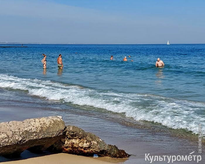 В Одессе на пляжах снова загорают: начался бархатный сезон (фото)