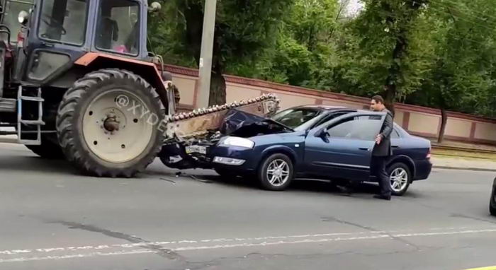 В Одессе автомобиль едва не разрезало пополам пилой трактора