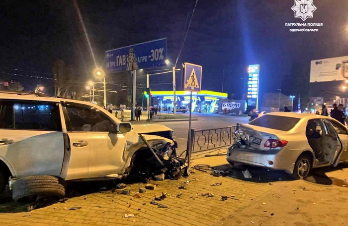 Мажорное ДТП: в Одессе Lexus раскидал три авто и въехал в забор