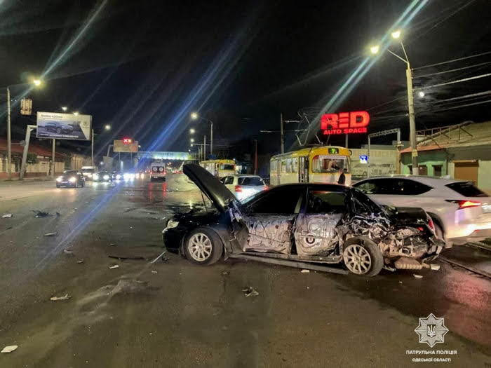 Мажорное ДТП: в Одессе Lexus раскидал три авто и въехал в забор
