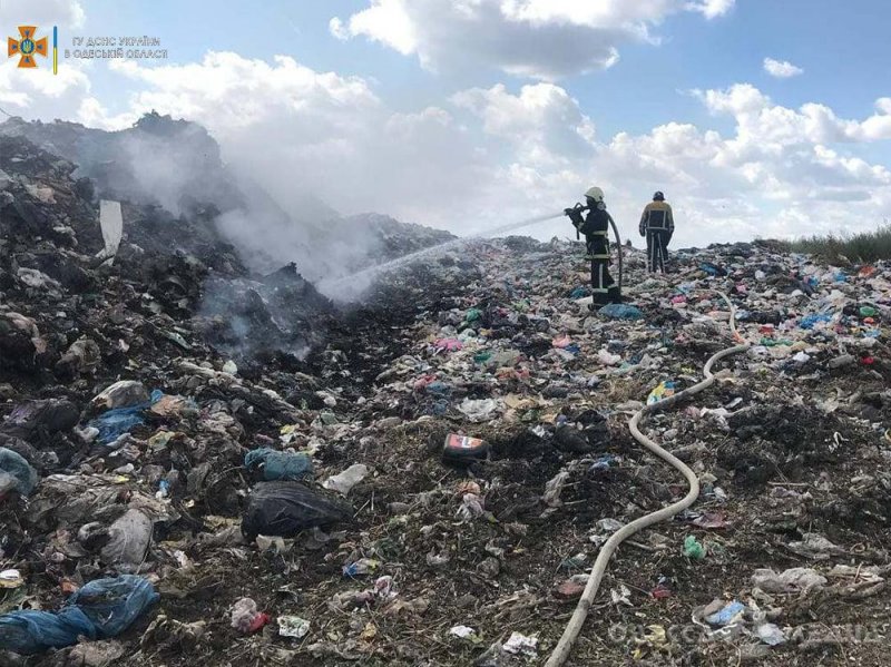 В Одесской области третий раз за неделю загорелась свалка производственного кооператива «Экология» (фото)