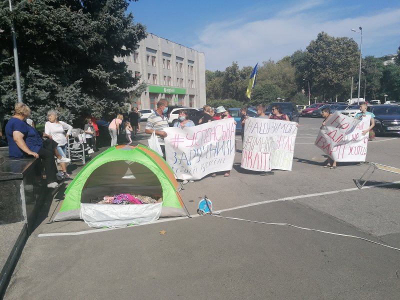 Возле Одесской ОГА протестуют переселенцы из Донбасса: их жильё отрезали от света (фоторепортаж)