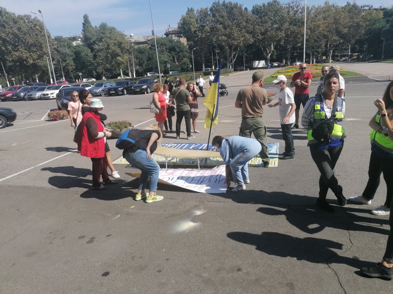 Возле Одесской ОГА протестуют переселенцы из Донбасса: их жильё отрезали от света (фоторепортаж)