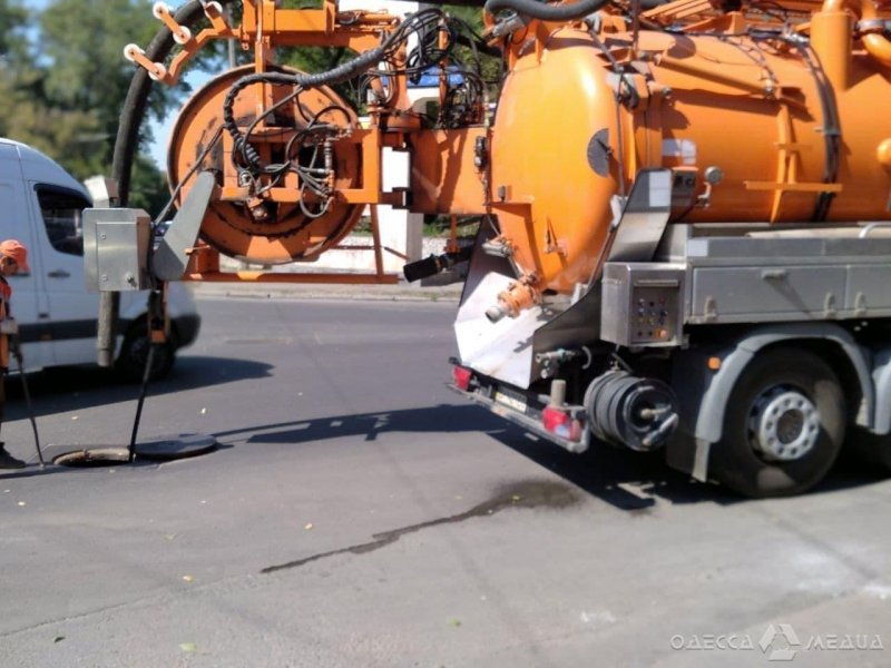Вниманию участников дорожного движения: в Одессе – ремонт ливневок (адреса, фото)