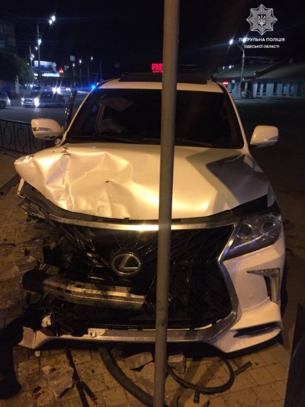 На Николаевской дороге водитель «Лексуса» врезался в три автомобиля (фото)