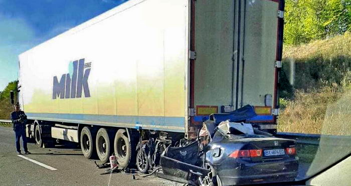 На трассе Одесса-Киев легковушка залетела под грузовик. Водитель чудом выжил