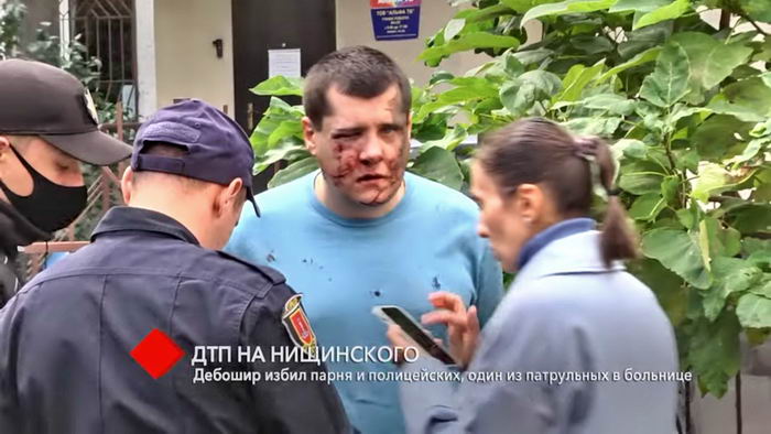 Пьяный водитель Lexus в центре Одессы устроил ДТП и побил полицейского (видео)