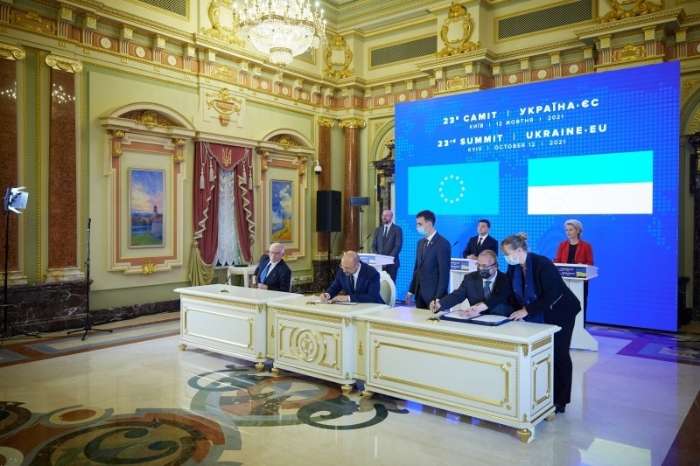 Полеты подешевеют: Украина подписала соглашение с ЕС об “открытом небе”