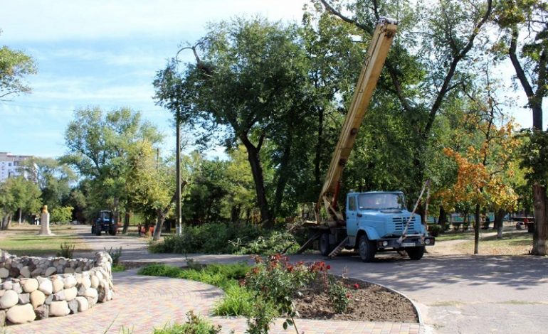 В парках Белгорода-Днестровского продолжаются работы