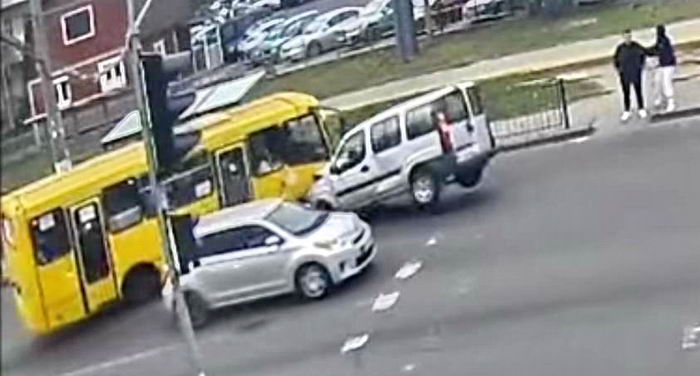 Опубликовано видео, как одесская маршрутка таранила автомобиль