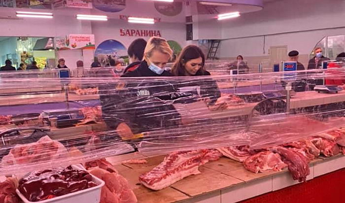 На мясном рынке в Черноморске продавщица ножом сильно порезала конкурентку