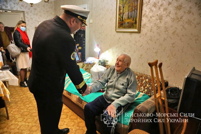 В Одессе ветеран-морпех отметил 101-летие. Для него играл оркестр во дворе