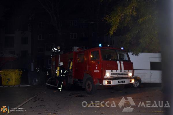 Пожар в жилом доме в Одессе тушили 23 спасателя: погиб мужчина (фото)