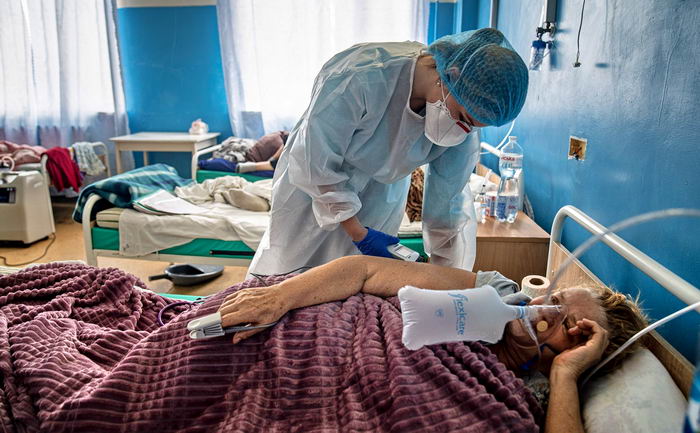 Обстановка в ковидных больницах: 2 врача на 150 человек, больных сортируют, смертность растет