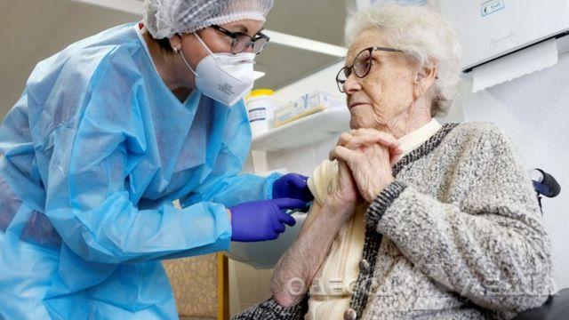 Пожилым одесситам будут колоть вакцину от COVID-19 на дому